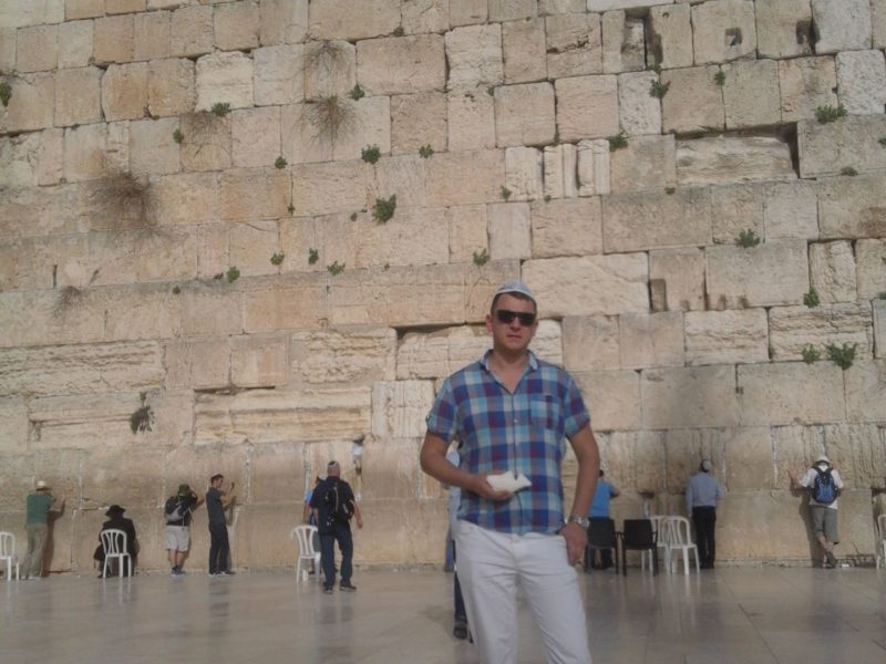 Marcin z Rybką pod Ścianą Płaczu w Jerozolimie
